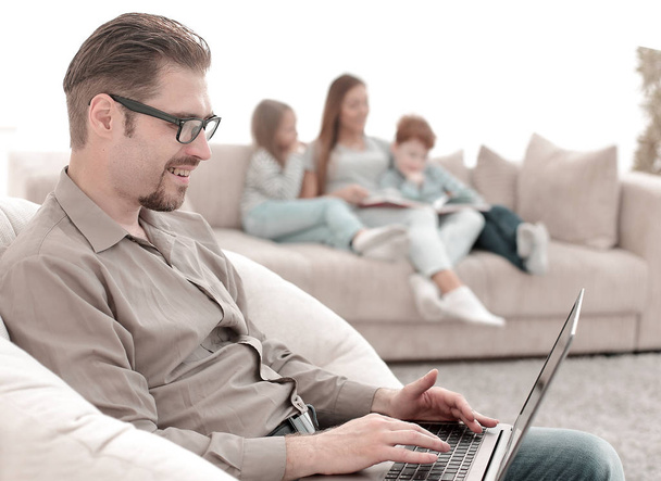 successful man using a laptop in his living room - Foto, Imagen
