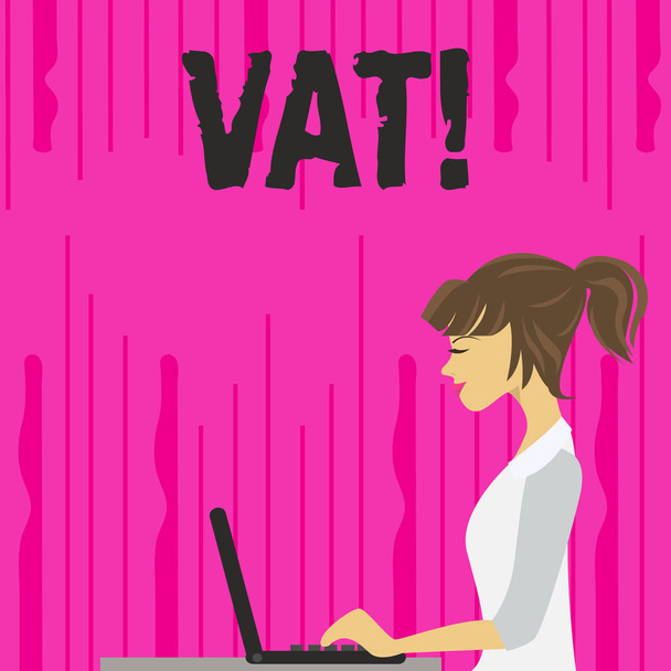 Κείμενο πινακίδα που δείχνει ΦΠΑ εννοιολογική φωτογραφία φόρος κατανάλωσης που επιβάλλεται στην πώληση αντιπραγματισμού για καταλύματα και υπηρεσίες φωτογραφία νέοι πολυάσχολη γυναίκα κάθεται Side View και εργασίας για το Laptop. - Φωτογραφία, εικόνα