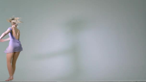 4k - Bailarina atractiva bailando aislada, sus sombras son visibles
 - Metraje, vídeo