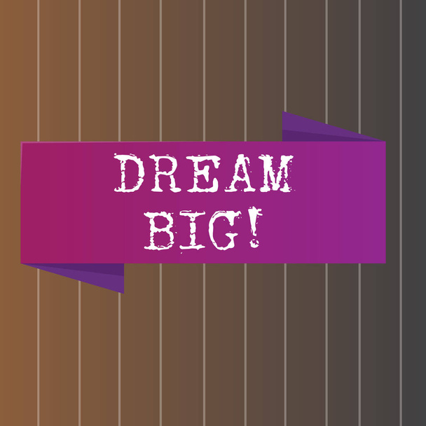 Текстовий знак із зображенням Dream Big. Концептуальна фотографія, що шукає мету для вашого життя і стає виконаною в процесі Порожній складений кольоровий банер фото на вертикально смугастому фоні
. - Фото, зображення