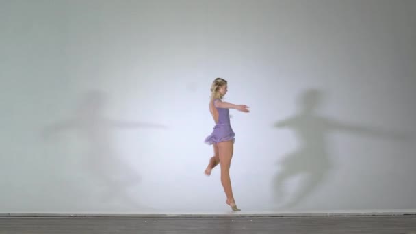 4k - ελκυστικό ballerina χορό και εκτελεί πιρουέτα απομονωμένες - Πλάνα, βίντεο