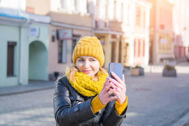 young stylish smiling pretty woman taking pictures selfie her phone - Foto, Bild
