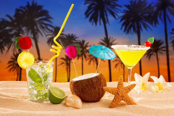 beach cocktail sunset on palm tree sand mojito margarita - Valokuva, kuva