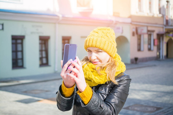 Businesswoman making selfies in front - Photo, image