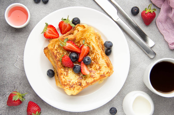 French toast with berries (blueberries, strawberries) and sauce, - Foto, Bild