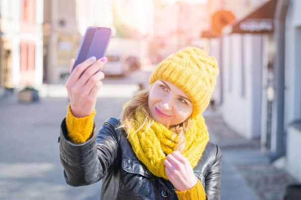 Businesswoman making selfies in front - Photo, image