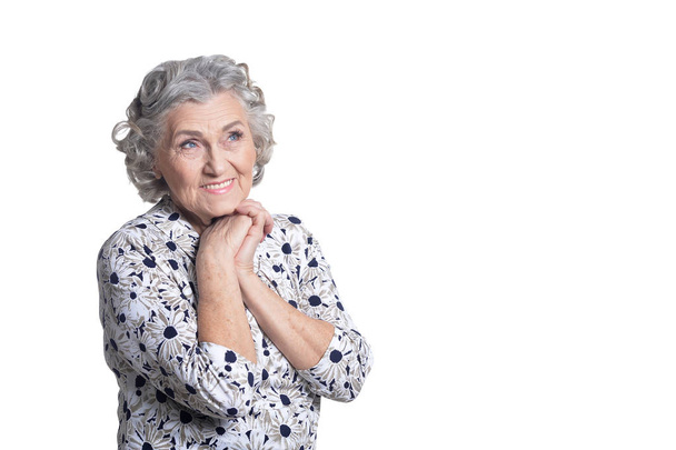 портрет красивой пожилой женщины, позирующей на белом фоне
 - Фото, изображение
