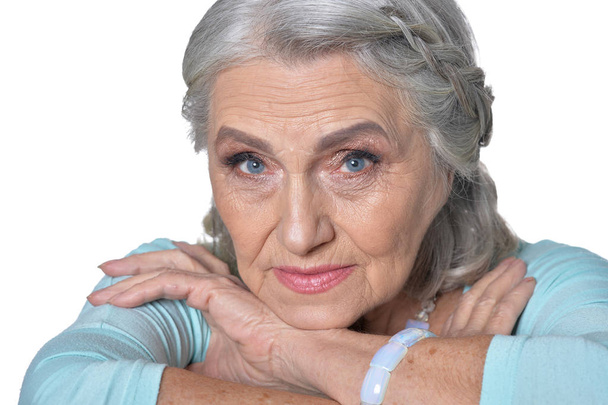 Портрет красивої старшої жінки, позує на білому тлі
 - Фото, зображення