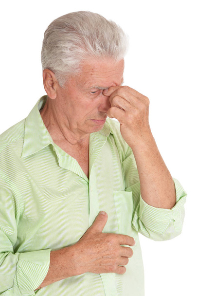 portret smutny starszy człowiek z bólem głowy na białym tle - Zdjęcie, obraz