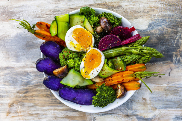 Lahodný a zdravý salát s vejci a barevné zeleniny. Rainbow jídlo.  - Fotografie, Obrázek
