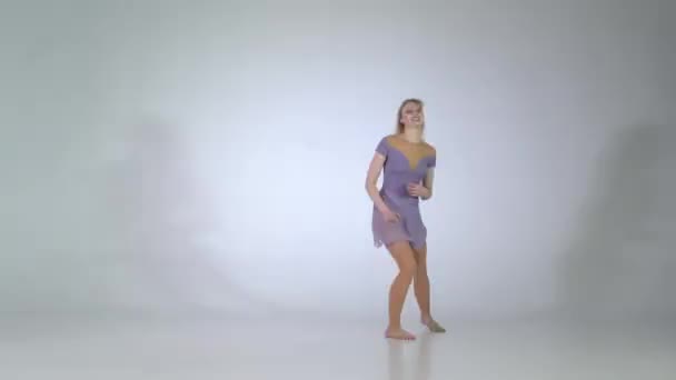 4k - Dançarino muito flexível fazendo extensão de perna em estúdio
 - Filmagem, Vídeo