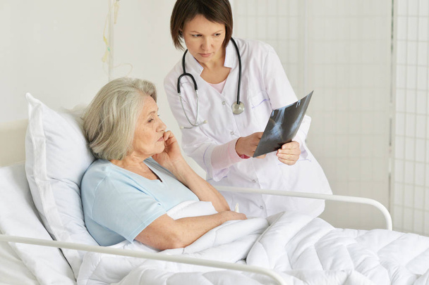 Senior woman in hospital - Foto, Imagem