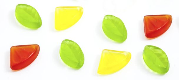 Valikoima värikkäitä hedelmiä hyytelö karkkia eristetty
 - Valokuva, kuva