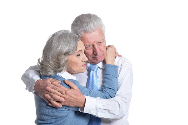 Porträt eines traurigen älteren Ehepaares isoliert auf weißem Hintergrund - Foto, Bild