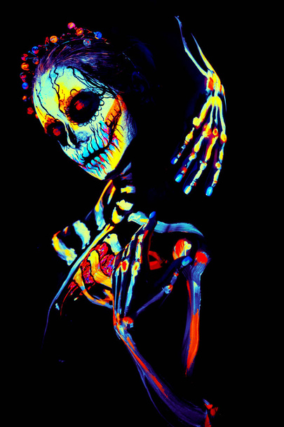 UV corpo arte pintura de helloween esqueleto feminino
 - Foto, Imagem