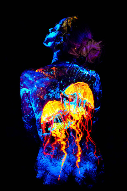 Pintura de arte corporal UV de una medusa en una espalda
 - Foto, Imagen