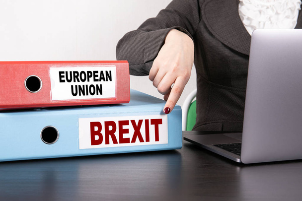 Euroopan unionin ja Brexitin konsepti. Kaksi sideainetta pöydällä toimistossa
 - Valokuva, kuva