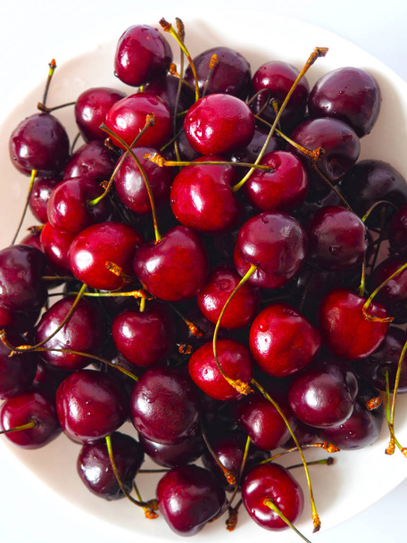 bunch of ripe cherries - Foto, imagen