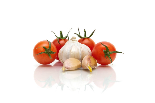 garlic and cherry tomatoes on a white background - Foto, imagen