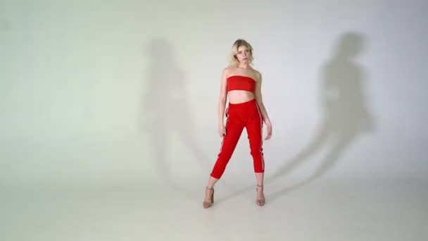 4k - modne Blondynka Pani uśmiechający się tańczy w studio - Materiał filmowy, wideo