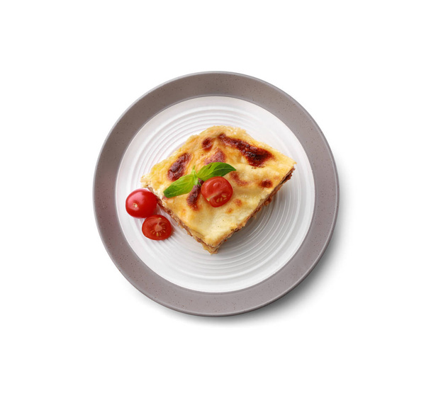 Deska s chutné zapečené lasagne na bílém pozadí - Fotografie, Obrázek