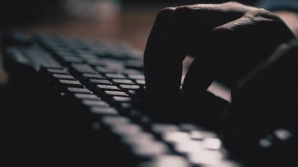 Zbliżenie, mężczyzna ręce wpisywania tekstu na klawiaturze. 4 k Slow Mo - Materiał filmowy, wideo