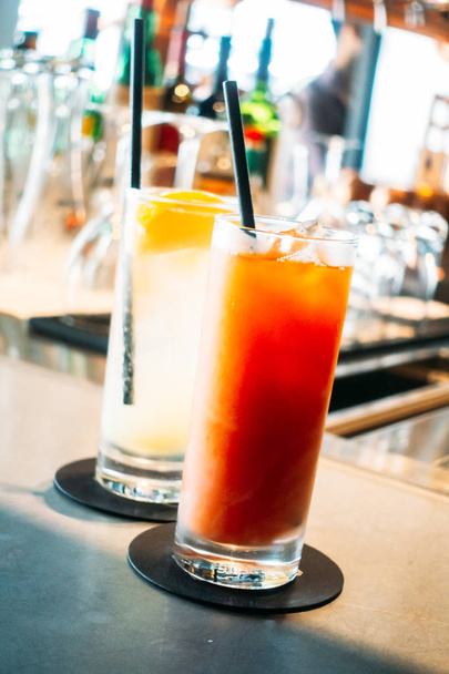 cocktail bevendo bicchiere nel bar
 - Foto, immagini