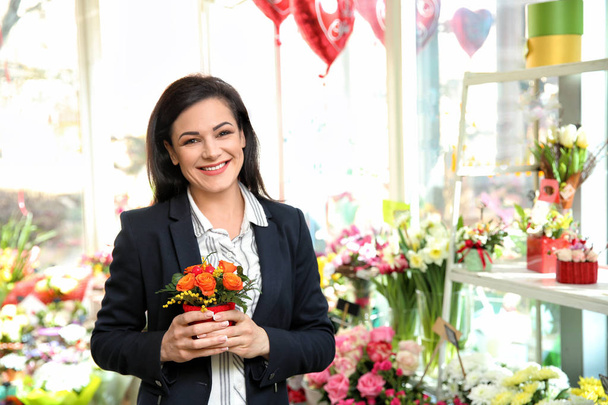 Красивая владелица цветочного магазина
 - Фото, изображение