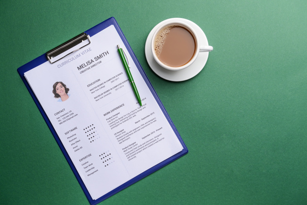 CV d'emploi avec tasse de café sur fond de couleur
 - Photo, image
