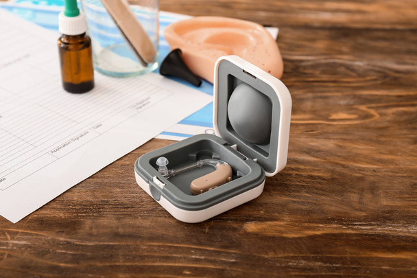 Caja con audífono en la mesa del médico
 - Foto, imagen