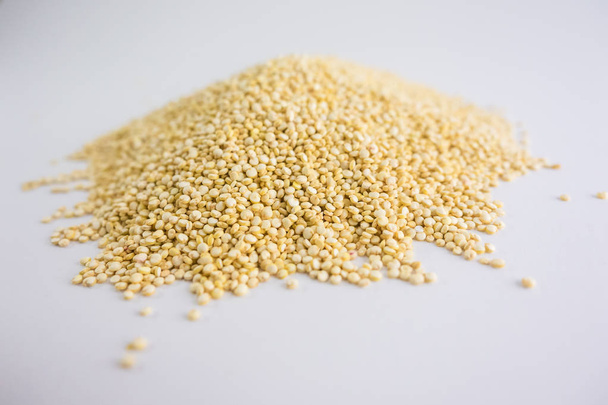 Berg von Quinoa-Samen, weißer Hintergrund von Quinoa-Samen. quin - Foto, Bild