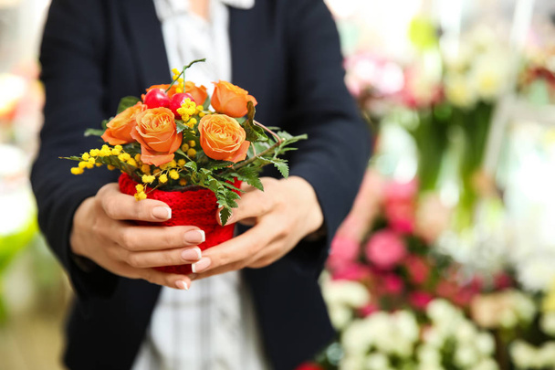Female owner with beautiful flowers in shop - Fotoğraf, Görsel