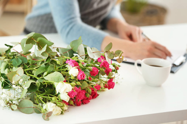 Krásná kytice na stole žen květinářství - Fotografie, Obrázek