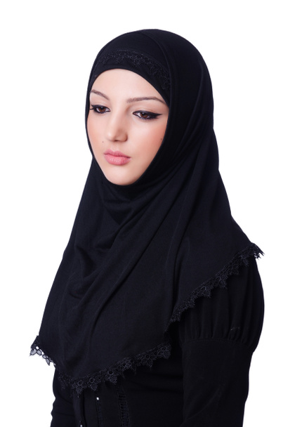 Muslimische junge Frau trägt Hijab auf weißem Grund - Foto, Bild
