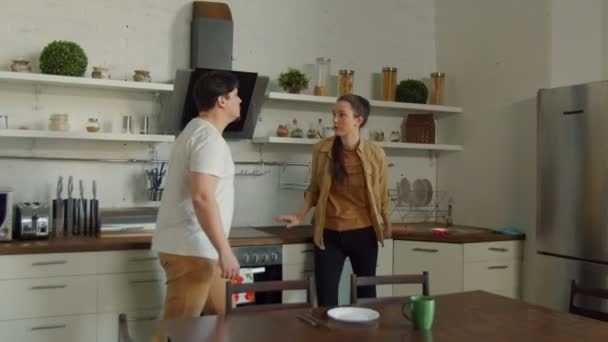 Aggressive man attacking woman in home kitchen - Filmati, video
