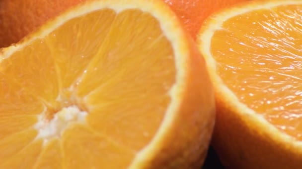 frische und naturbelassene Orangen rotierend geschnitten - Filmmaterial, Video