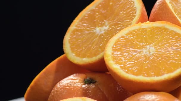 Νωπά και φυσικά πορτοκάλια κομμένα και ολόκληρο το gyrating - Πλάνα, βίντεο