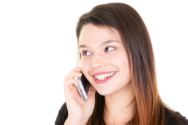 Beyaz arka plan altında bir cep telefonu kullanarak genç gülümseyen kadın - Fotoğraf, Görsel