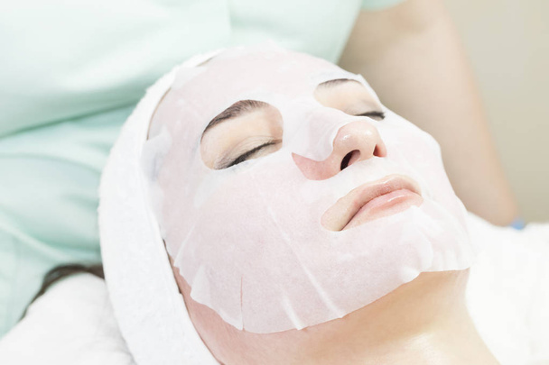 De cosmetische masker proces van massages en gezichtsbehandelingen in schoonheidssalon  - Foto, afbeelding