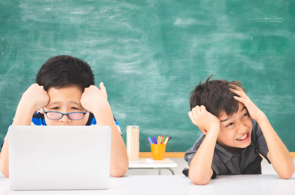 Aziatische studenten jongen met behulp van laptop leren in de klas op school - Foto, afbeelding
