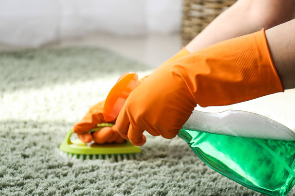 nő tisztító szőnyeg otthon - Fotó, kép