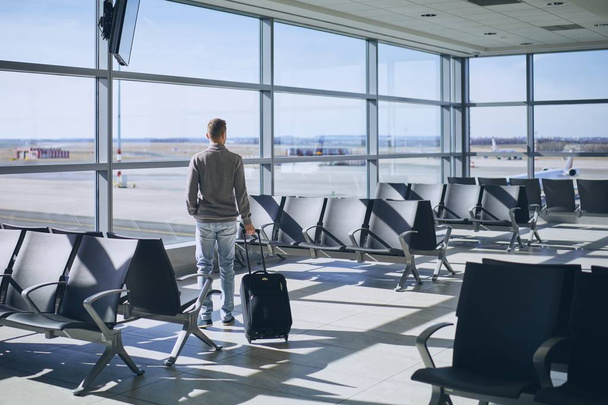 Путешественник в терминале аэропорта
 - Фото, изображение