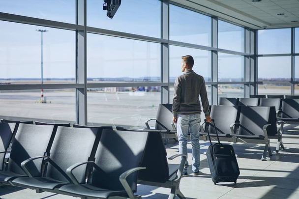 Traveler in airport terminal - Zdjęcie, obraz