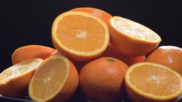 Świeże pomarańcze cięte i całe wirowanie - Materiał filmowy, wideo