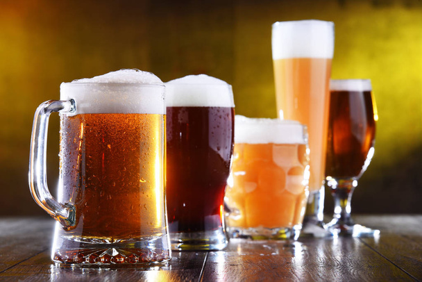 Koostumus viisi lasillista olutta - Valokuva, kuva