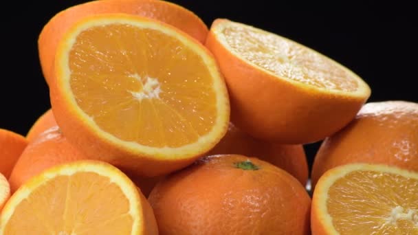Berg frischer Orangen geschnitten und ganze Kreisel - Filmmaterial, Video