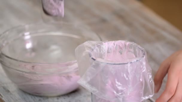 Chef met la crème de myrtille dans le sac de tuyauterie culinaire
 - Séquence, vidéo