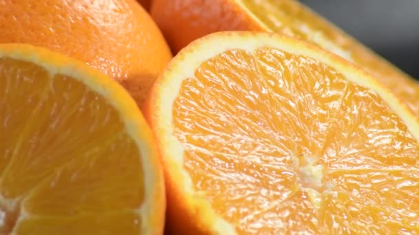 frische natürliche Orangen rotierend schneiden - Filmmaterial, Video