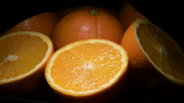 黒の背景を持つ新鮮なオレンジフルーツカットのギザギザ - 映像、動画