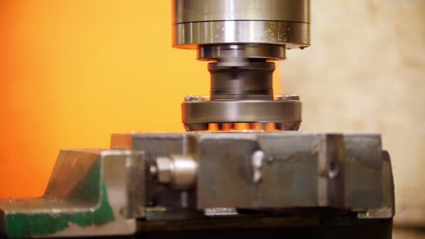 工場建設。作業工業切削旋盤です。それ自身のまわりの回転刃部 - 映像、動画